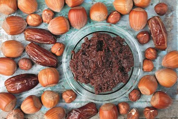 Rezept "Haselnuss-Dattel-Austrich" aus "Brot sucht Aufstrich"